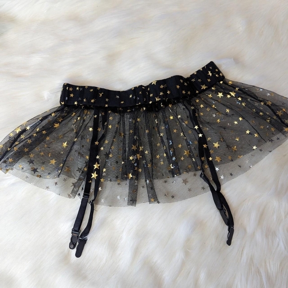 Garter belt/skirt - Picture 1 of 2